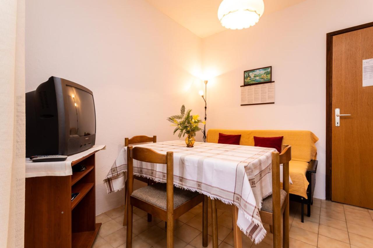 Rooms & Studio Apartment Mira Baška Eksteriør billede